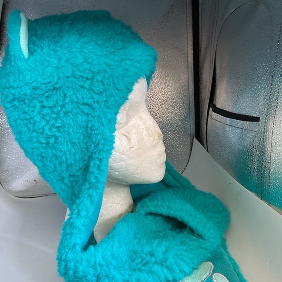 Faux Fur hat with ears on top Lightly used 100% polyester - Picture 2 of 4